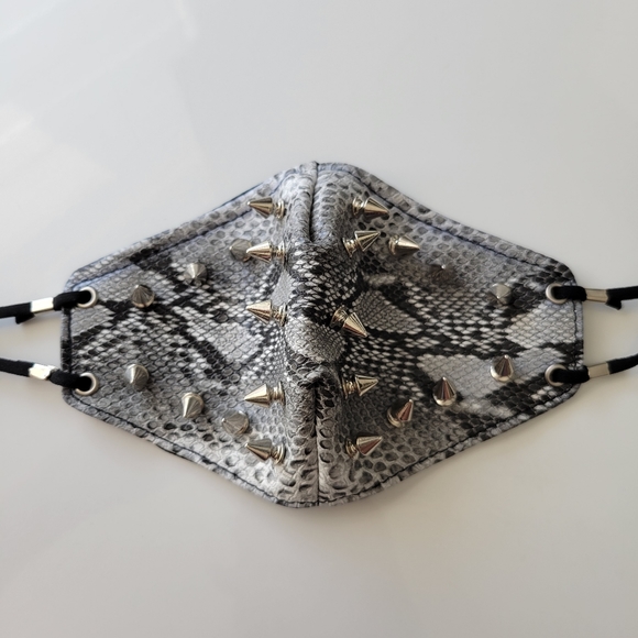 NWOT Face Mask w/faux snake and spikes - Picture 5 of 6